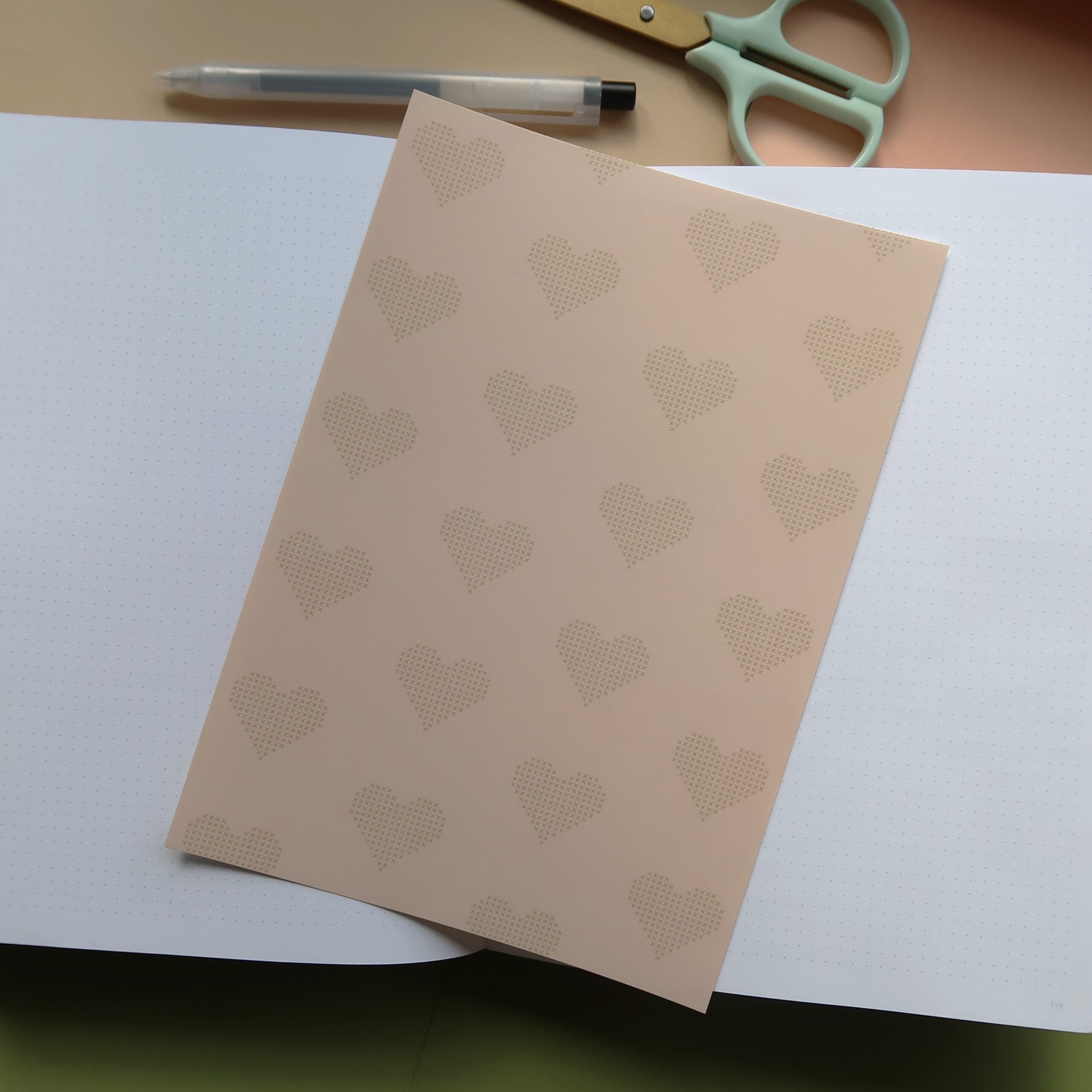 Vel journal papier met hartjes.