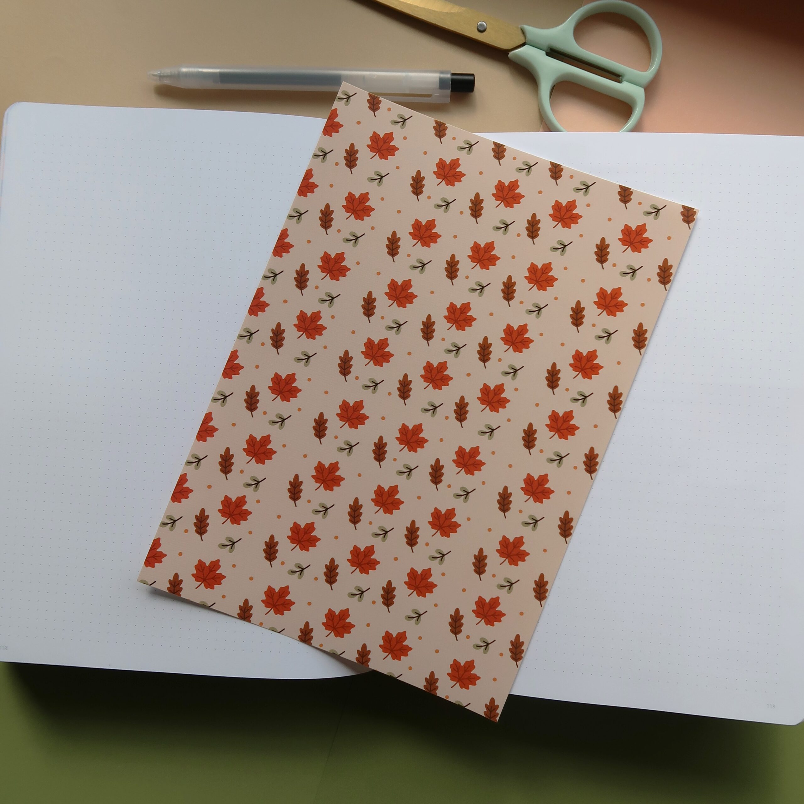 Vel journal papier met illustraties van herfst bladeren.