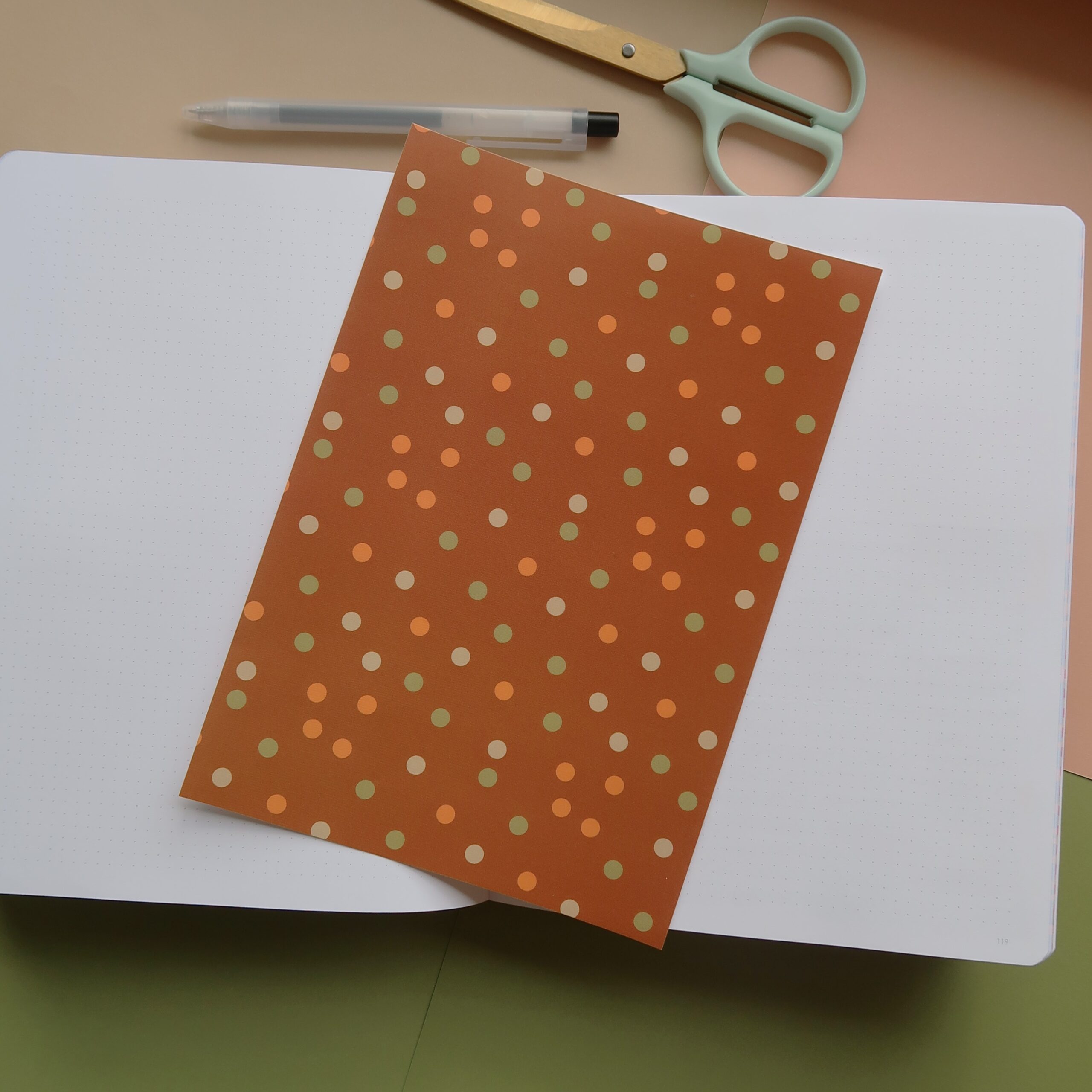 Vel journal papier met bruin en stippen.